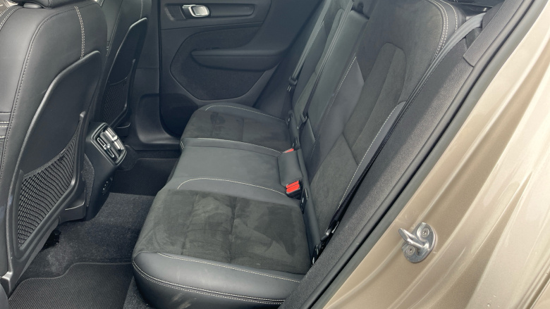 Volvo XC40 2.0 B4P Ultimate Dark 5dr Auto Petrol Estate